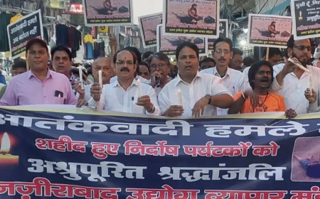 लखनऊ में आतंकवाद के खिलाफ व्यापारियों ने भरी हुंकार:कैंडल मार्च निकालकर शहीदों को दी श्रधांजलि, पाकिस्तान पर हमला करने की मांग