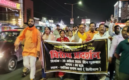 पहलगाम आतंकी हमले के विरोध में लखनऊ में कैंडल मार्च:तेलीबाग में पार्षद के नेतृत्व में लोगों ने दी श्रद्धांजलि