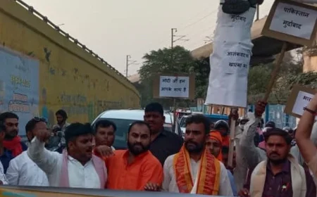 पहलगाम में आतंकी हमले का विरोध:लखनऊ में व्यापारियों ने पुतला फूंका, धर्म-नाम पूछकर लोगों को निशाना बनाने की कड़ी निंदा