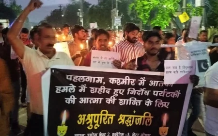 कश्मीर में आतंकी हमले का विरोध:ग्रेटर नोएडा में उद्यमियों और व्यापारियों ने निकाला कैंडल मार्च, पाकिस्तान का पुतला फूंका